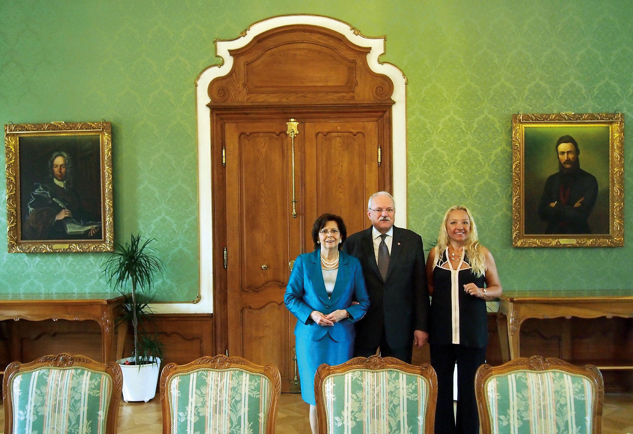 Prezident Ivan Gašparovič a manželka Silvia s kópiami v Zelenom salóniku Prezidentského paláca, Bratislava 2013